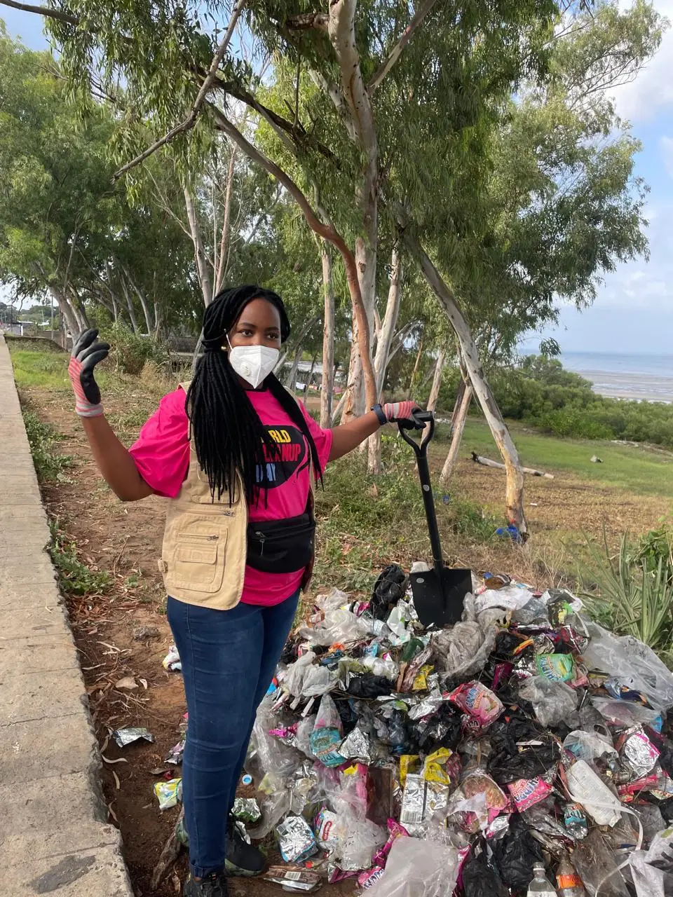 Voluntária da ODEC numa limpeza junto à costa